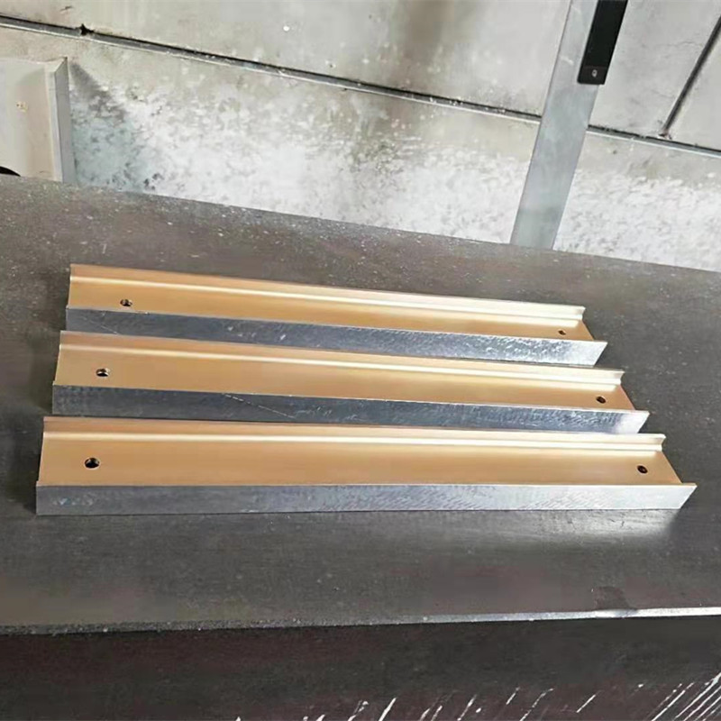 Baca lebih lanjut mengenai penguasa aluminium